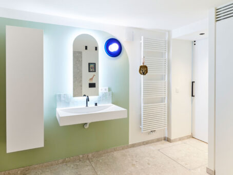 Checklist trendy badkamer: inloopdouche, gekleurd kraanwerk en ronde vormen